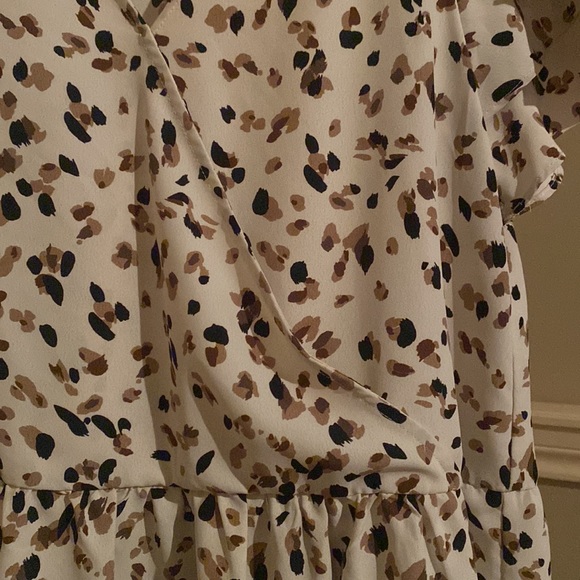 A medium, polyester, Doe and Rae dress shirt with V-neck and ruffled sleeves - Picture 6 of 6